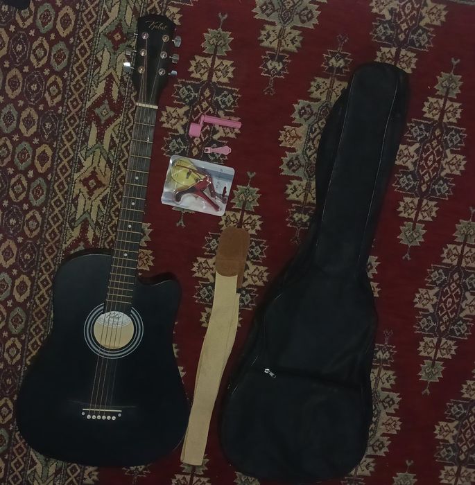 Gitara sotiladi yangi