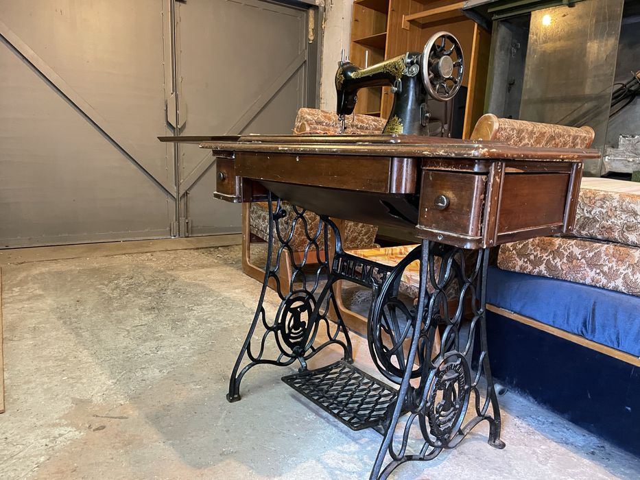 Продам станину SINGER