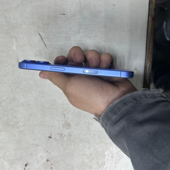 Продам Айфон 16.