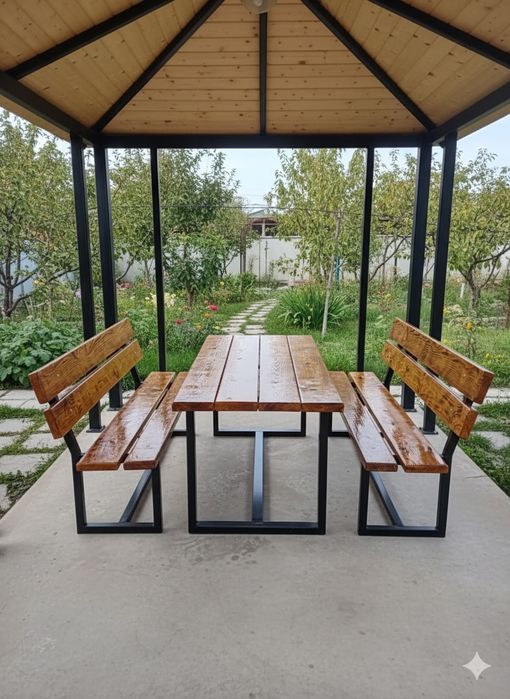 Set masă și bănci de terasă – lucrat manual, lemn ars și cadru metalic