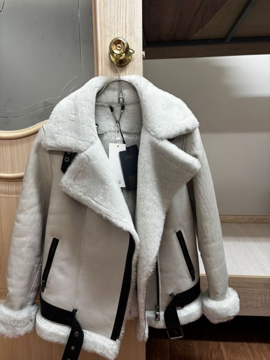 Дубленка серый,состояние новый купила но размер не подошёл,натуральная