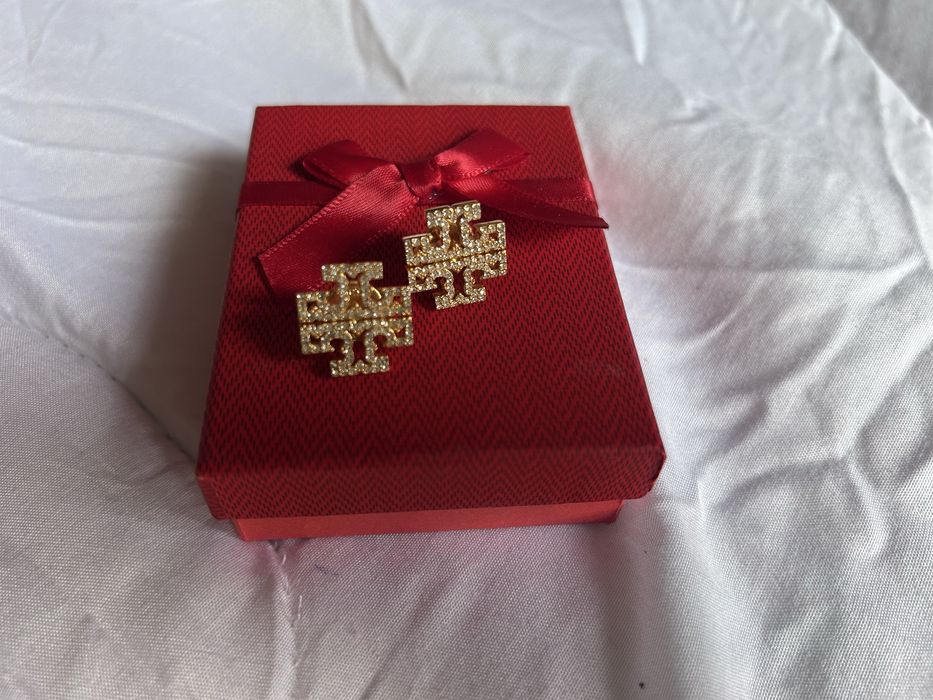 Обеци и гривта Tory Burch