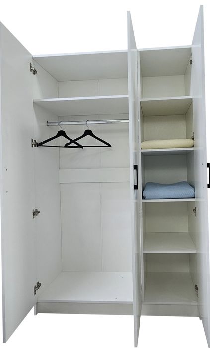 Шкаф трехдверный