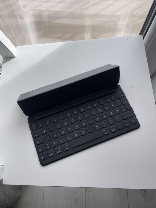Husa cu tastatura apple • Ipad 10.5 inch
