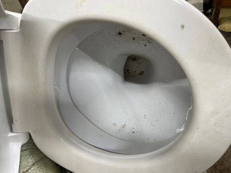 Продам унитаз целый