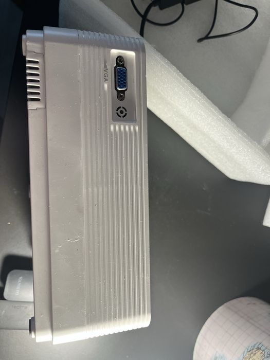 Videoproiector Leisure 470 + cadou stick realme RMV 2106