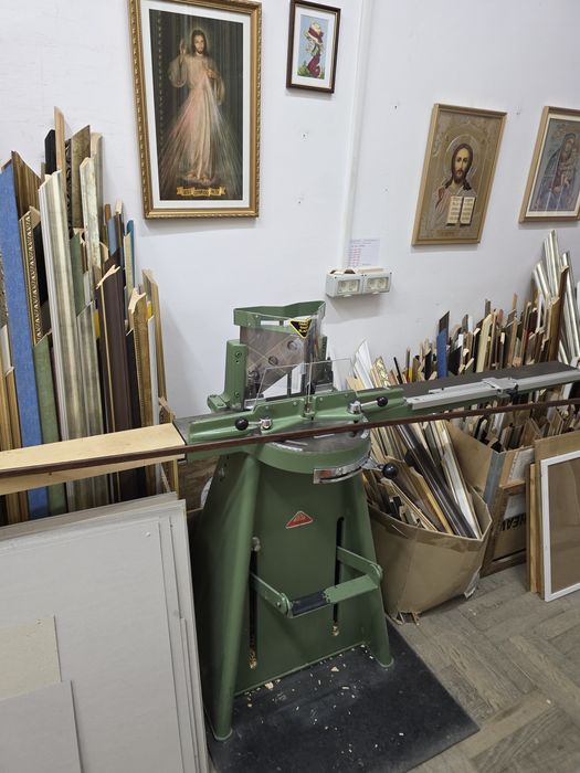 Vând afacere la cheie: atelier profesional de înrămari si mică galerie de arta