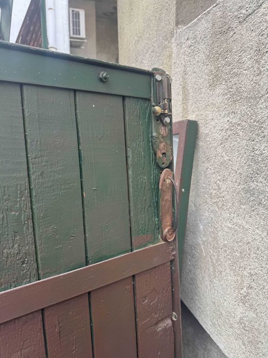 Дървена гаражна врата с входна врата