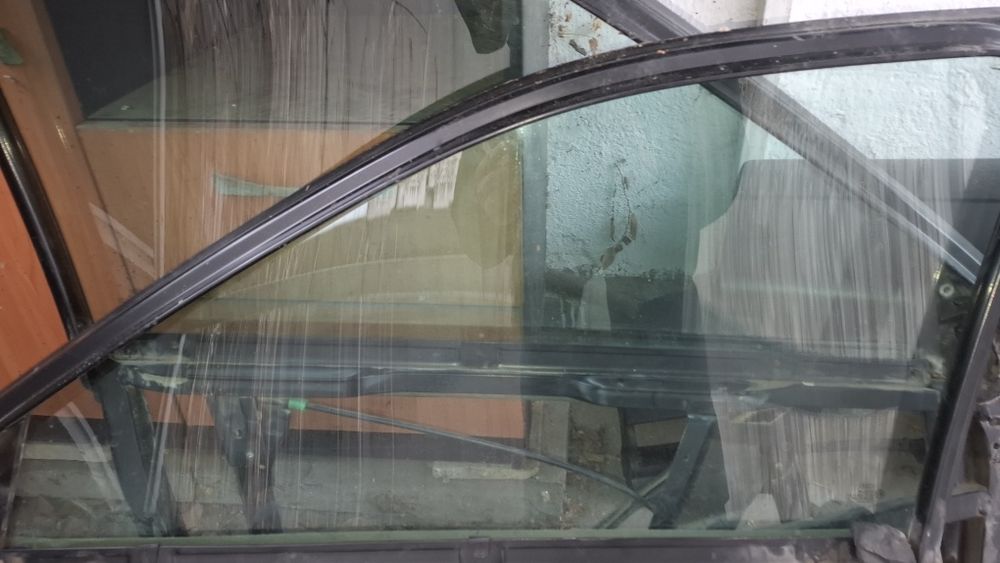 Передние  стекла ауди а4