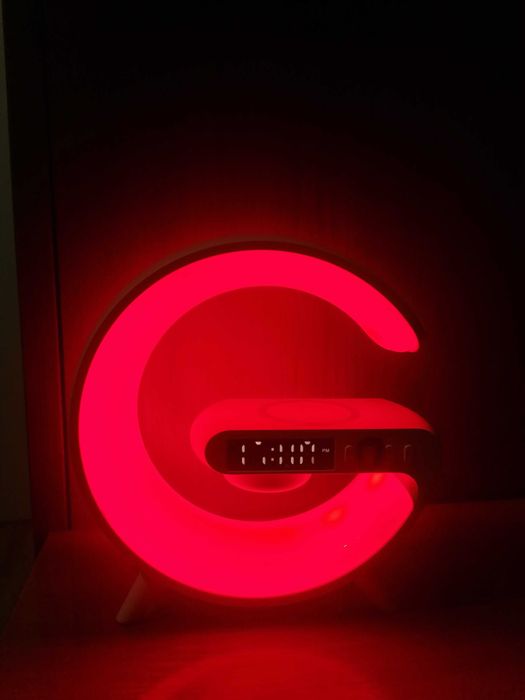 Настолен часовник с зарядна станция