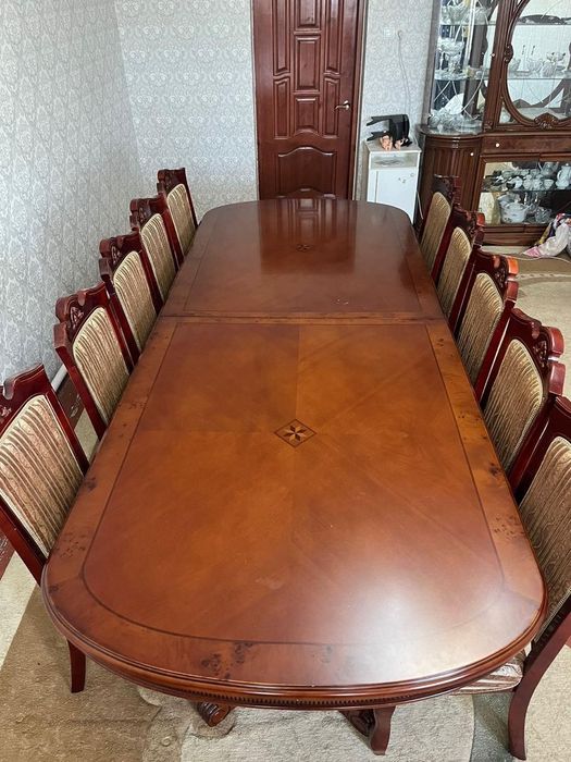 Продаются стол со стульями и сервант.