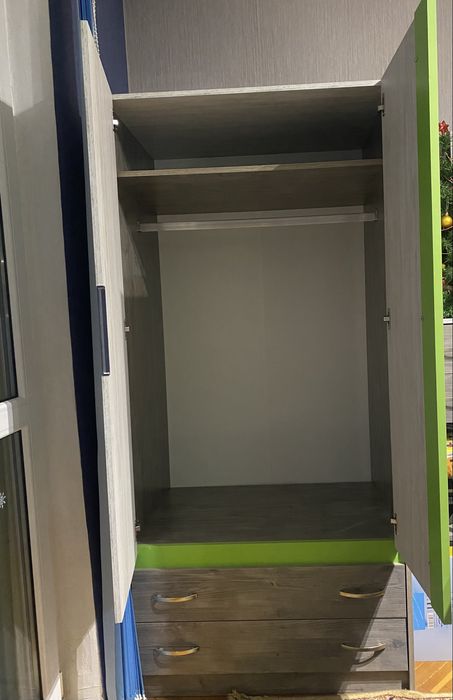 Гардероб със свежа зелена ивица