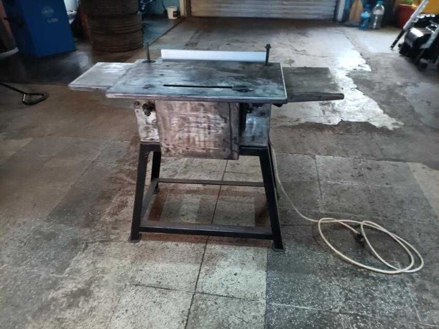 Триоперационна дърводелска машина.