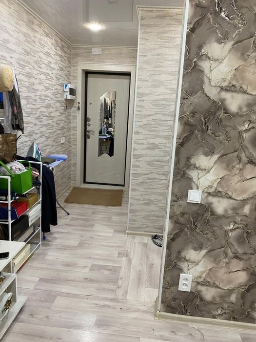 Продам 1 комнатную можно под комерцию с входной группой