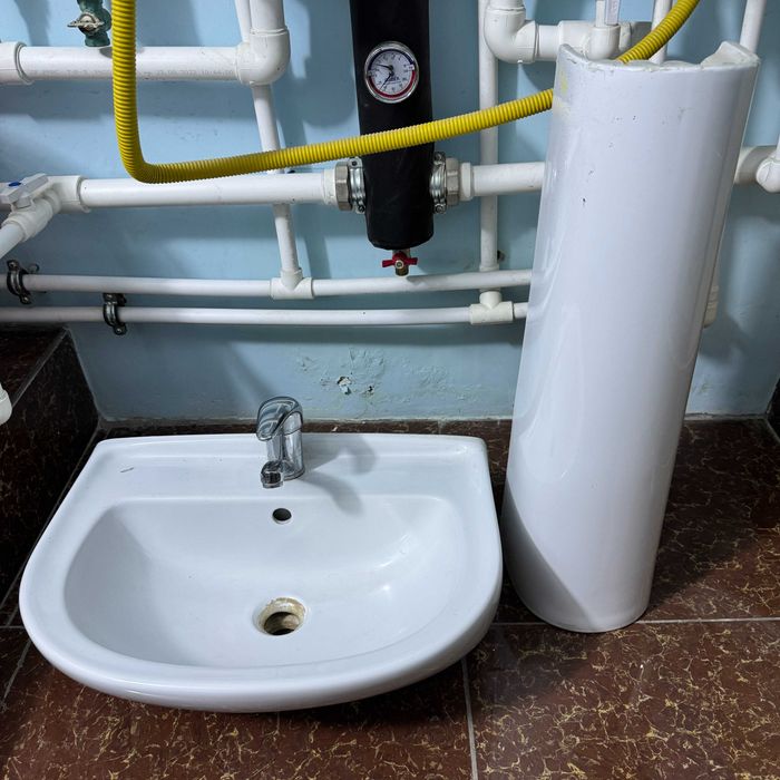 Унитаз и раковина со смесителем. Unitaz va rakovina krani bilan