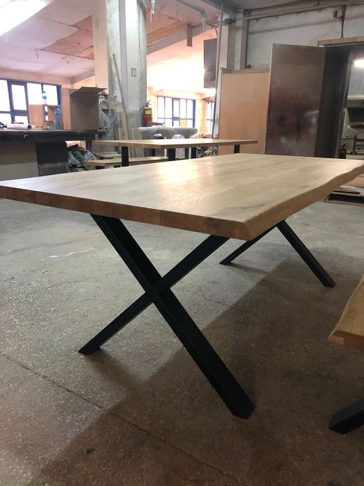 Трапезна маса от дъбов масив с метални прахово боядисани крака