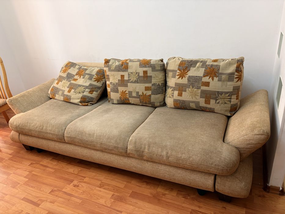 Продается диван, требует химчистки