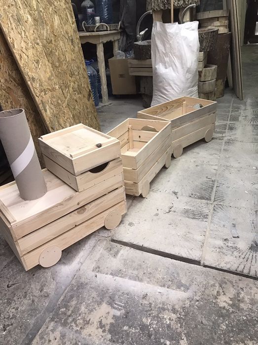 Детско влакче от щайги за градинска декорация