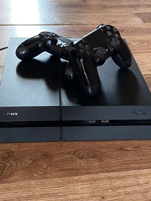 продаю playstation 4, в хорошем состоянии, с играми в комплекте.