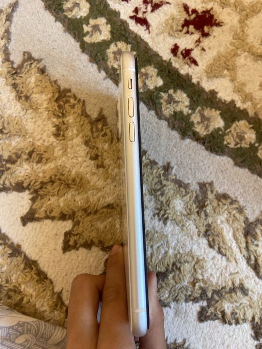 Продаю айфон 11.