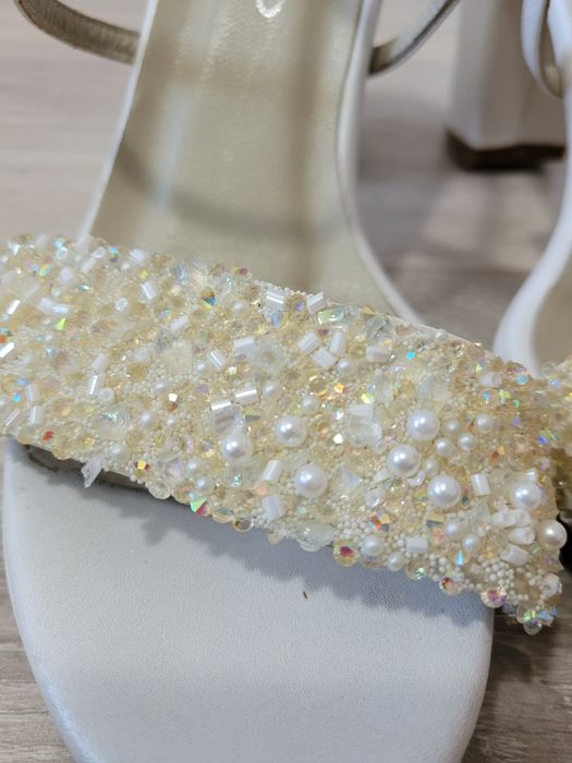 Sandale cu toc de vanzare