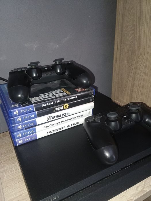 PS4 cu 2 controllere și 5 jocuri