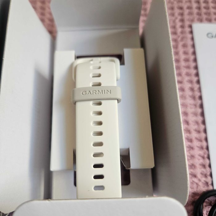 Смарт часовник Garmin Vivoactiv 5 чисто нов