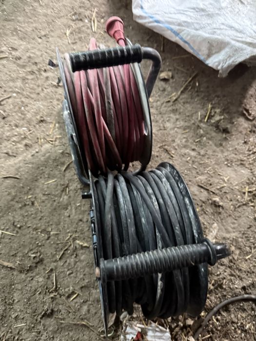 Vand 2 role de curent si un tablou