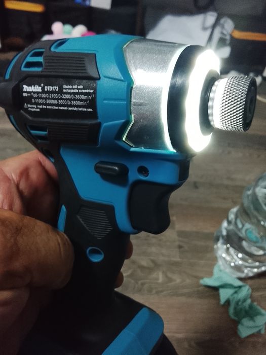 Autofiletanta Makita DTD173 cu baterie de 6A NOU
