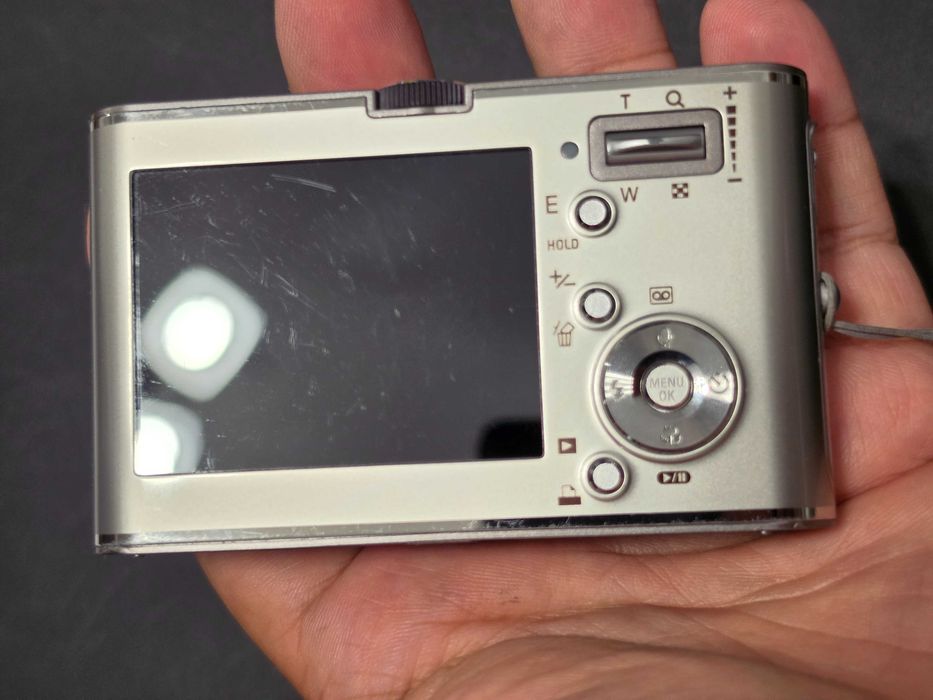 Aparat foto  digital cu MP3 player Samsung NV3 7.2MP 3x Zoom