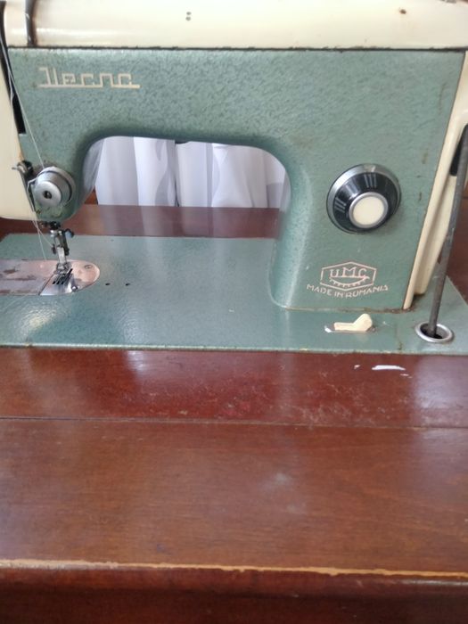 Vând mașină de cusut