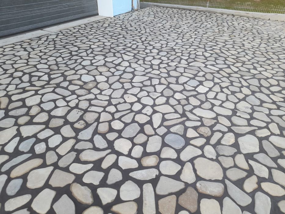 Livram si montam piatra naturala