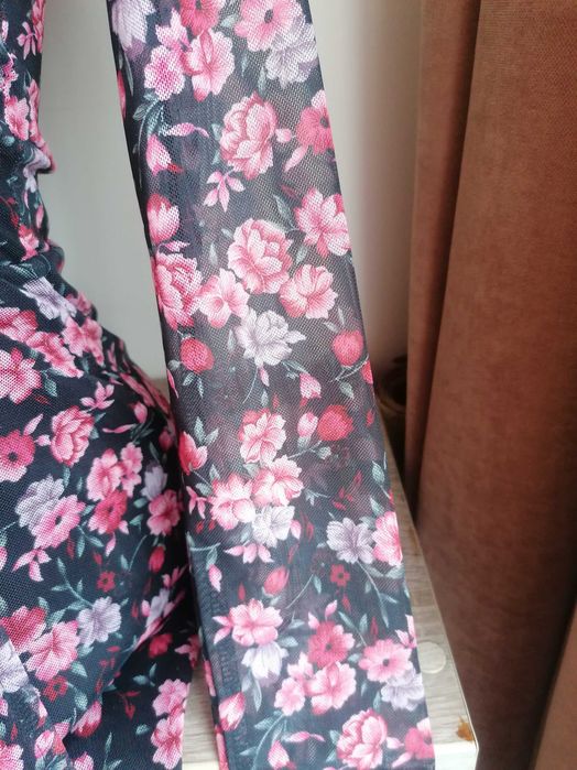 Красива рокля с рози