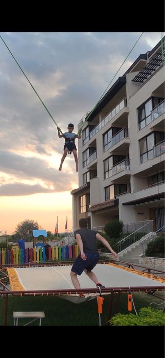 Бънджи трамплин атракцион