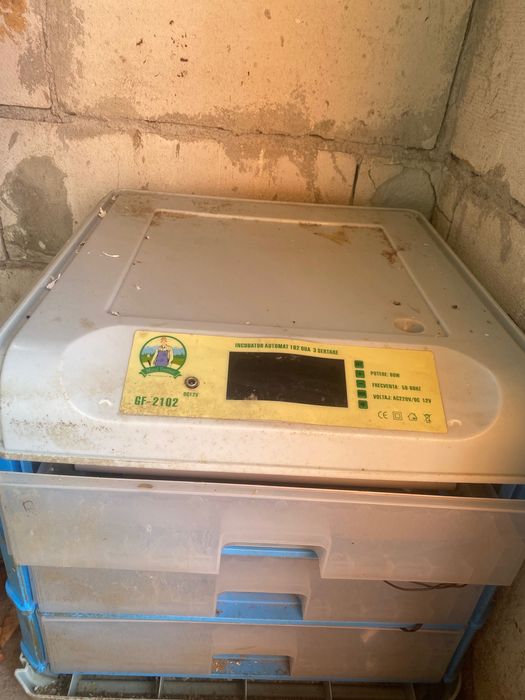 Vând ecubator cu 192 de ouă micul fermier