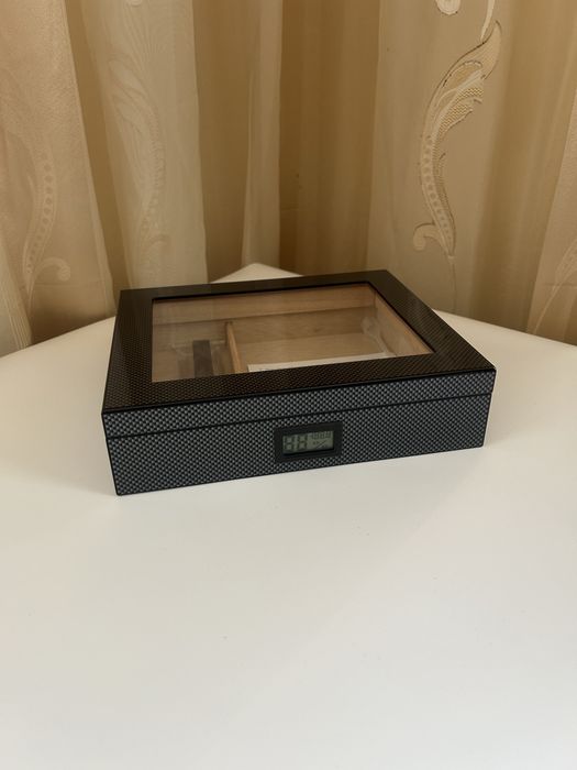 Хумидор за пури – испански кедър, карбонов дизайн, хигрометър