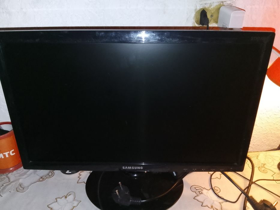 Продаются Монитор клавиатура мышь