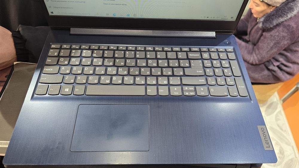 Notebook sotiladi Lenovo