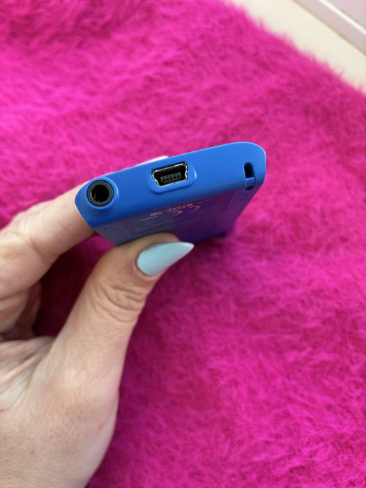 MP4 player Sony NWZ - E384 cu Radio FM +cablu de alimentare