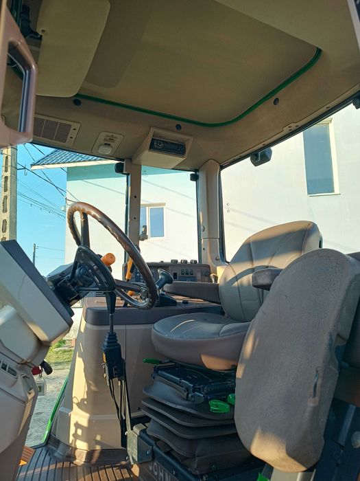 Tractor John Deere cu încărcător frontal