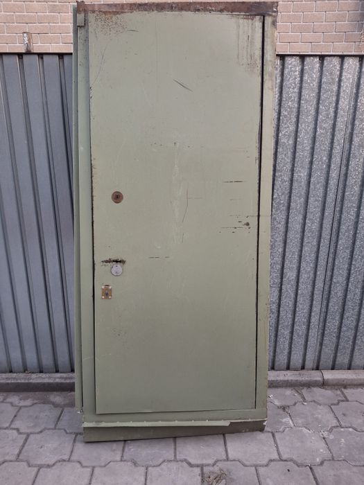 Продам железную дверь