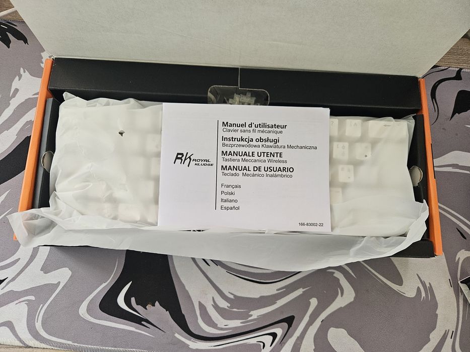 **Продавам 2 бр. чисто нови гейминг клавиатури Royal Kludge RK61**