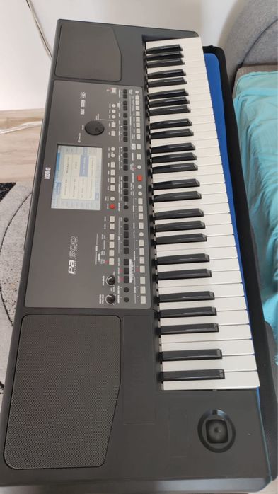 Korg PA600 + husă + stativ + seturi de stiluri și tonuri