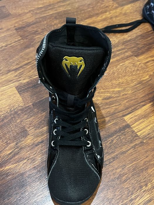 продам боксерки хорошие venum