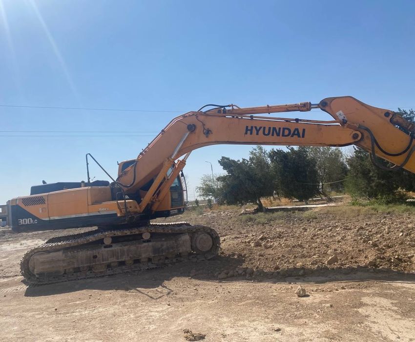 Ekskavator HYUNDAI 300 sotiladi