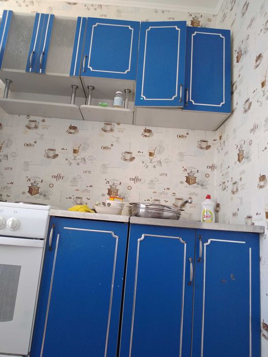 Кухонный гарнитур, комода, двухспалка, стол стулья, рабочий стол