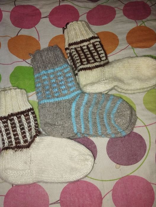 Продаются вязаные носки и следки.