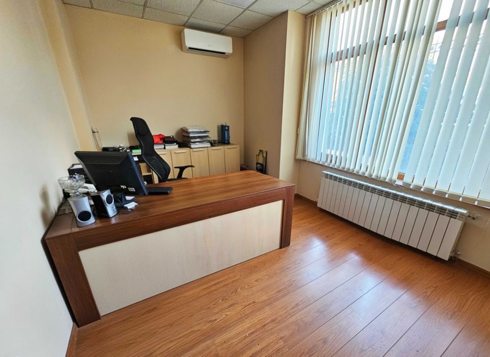 Завършен и обзаведен офис кв. Овча купел. Дворно пространство.