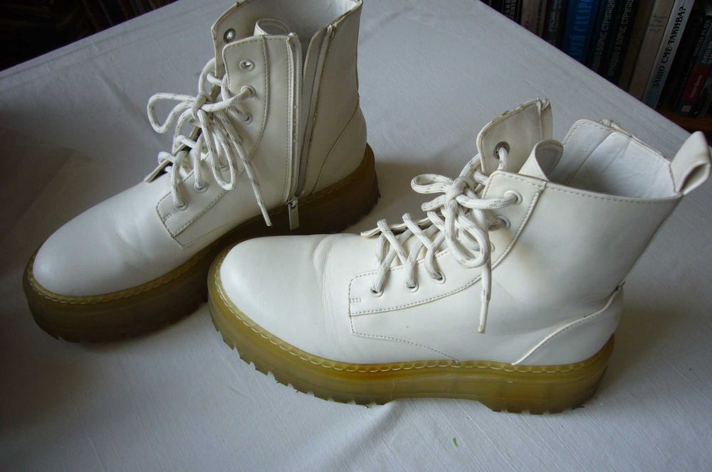 Бели кубинки, боти с платформа, връзки и цип