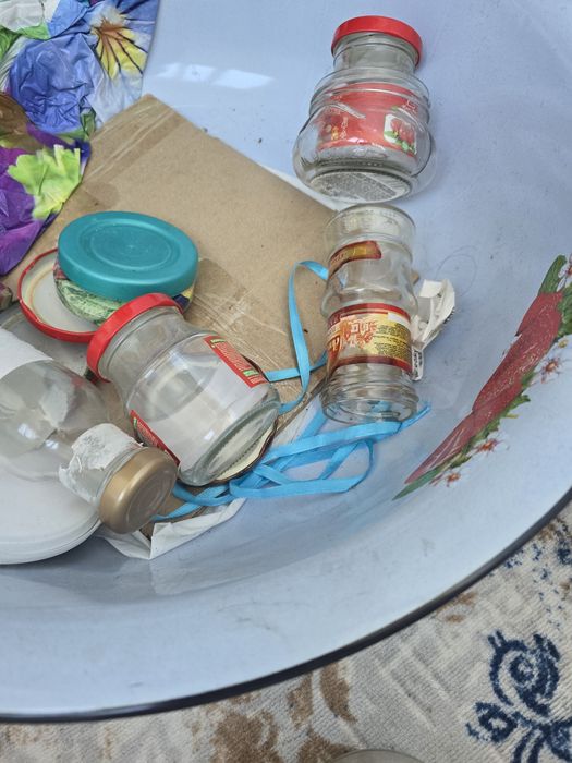 1 пакет маленьких банок от томата